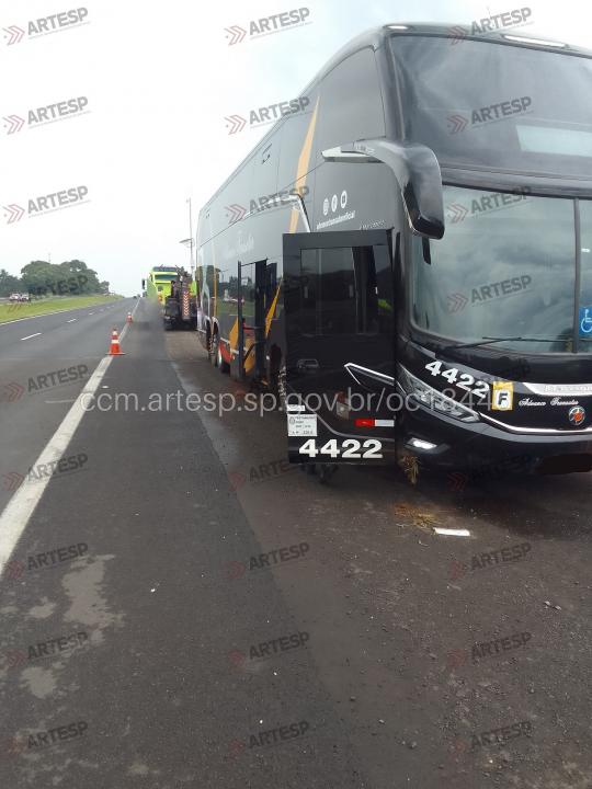 Foto 2 de 3 — Ônibus do cantor Latino sofre acidente na SP-310 em Matão; ‘livramento’